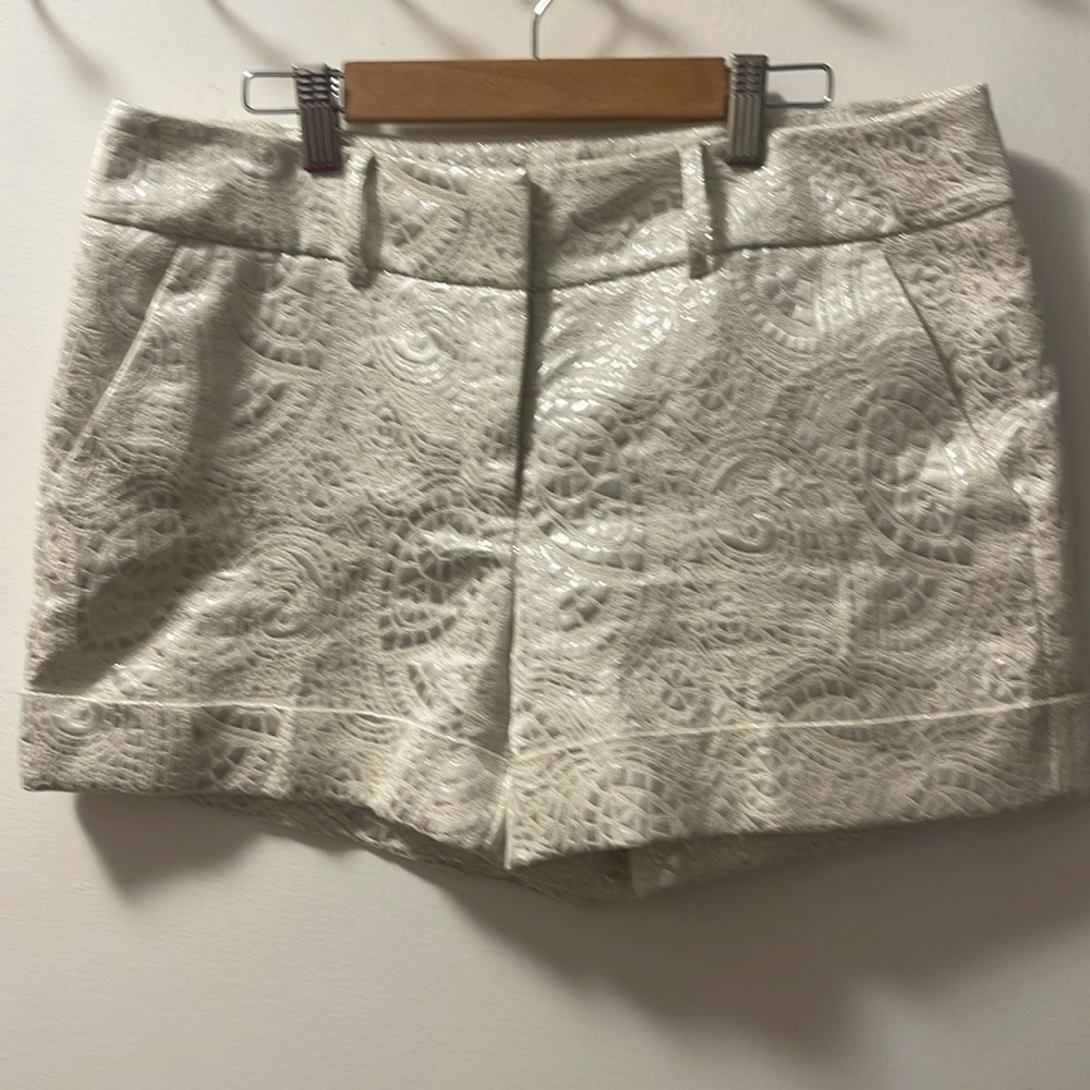 NY & Co. Designer Cuffed Gogo shorts size 8
P05